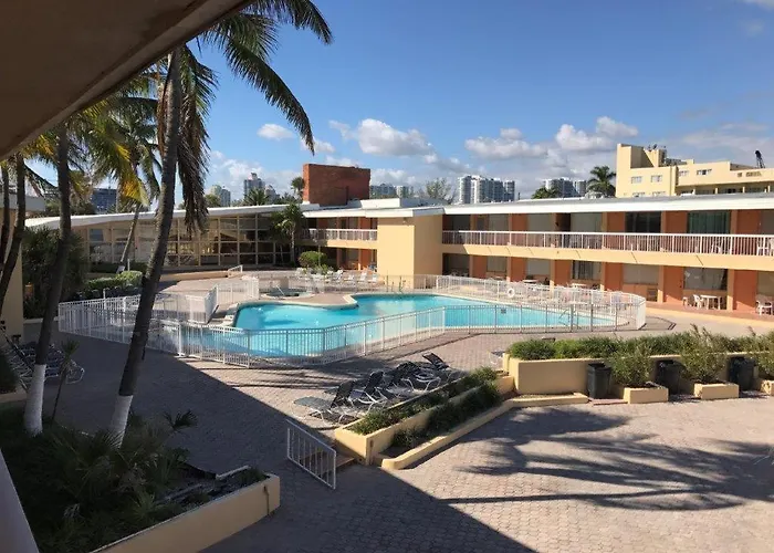 Hotel with pool: Sahara Beach Club