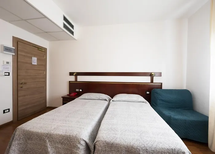 Hotel all'aeroporto: Hotel Vienna