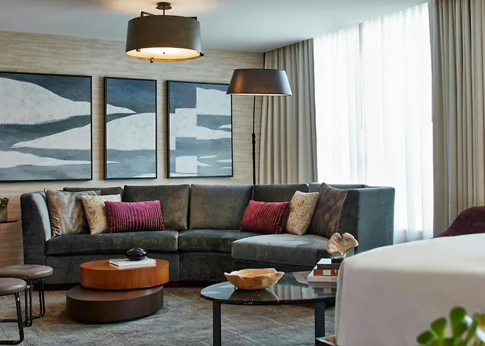 Jacuzzi hotel: Renaissance Dallas At Plano Legacy West Hotel