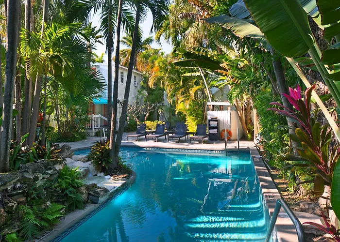 Hotel with pool: Westwinds Inn