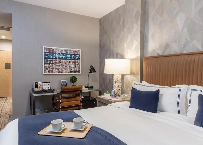 Hotel near College: Artezen Hotel