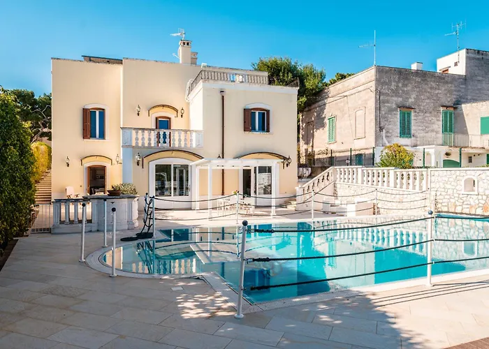 La villa: Villa Donna Franca by STHEY