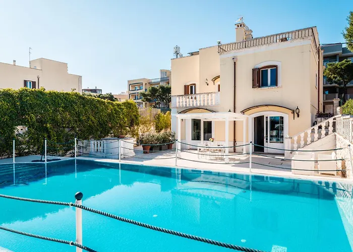La villa: Villa Donna Franca by STHEY