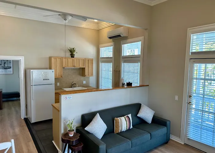 Airport Hotel: Douglas House