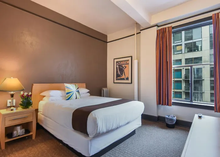 Cheap hotel: Moore Hotel