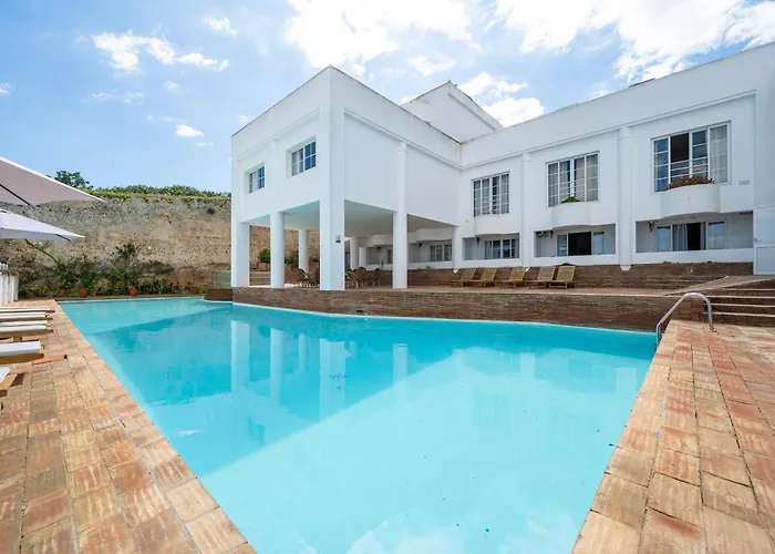 Hotel near College: Baluarte Da Vila Apartments