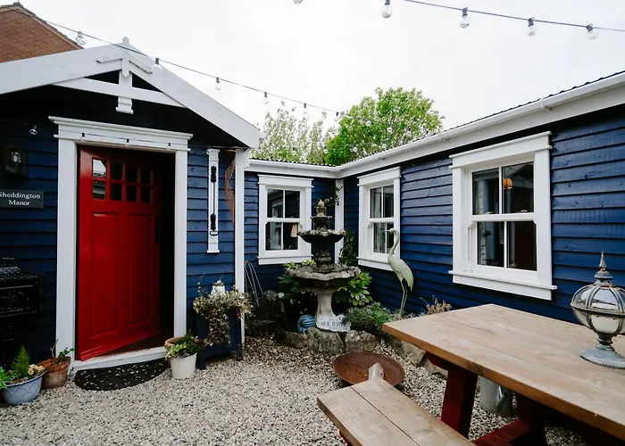 Guest house: Sheddington Manor - 2 Bedroom Guest House & Cinema