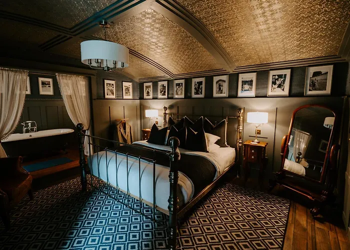 Guest house: Sheddington Manor - 2 Bedroom Guest House & Cinema