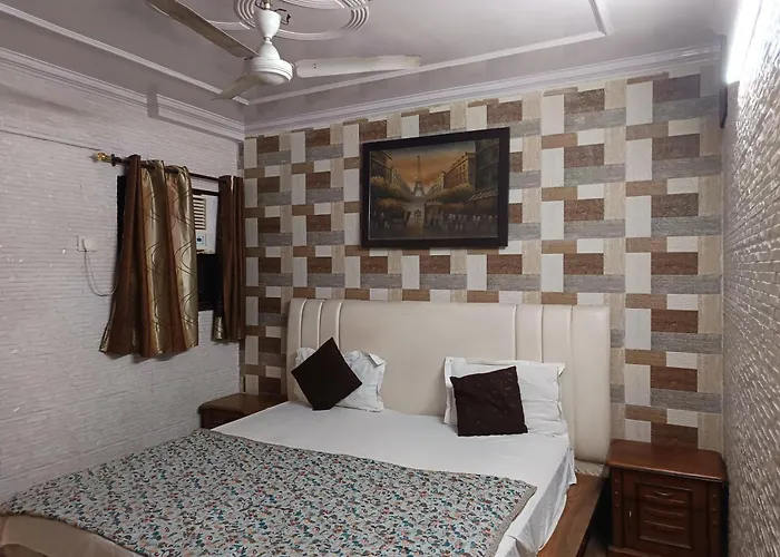 Guest house: Hotel White Palace,Nizamuddin Railway Station