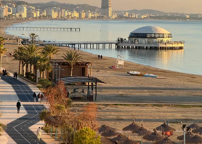 Hotel: Wave Beachfront Apartments