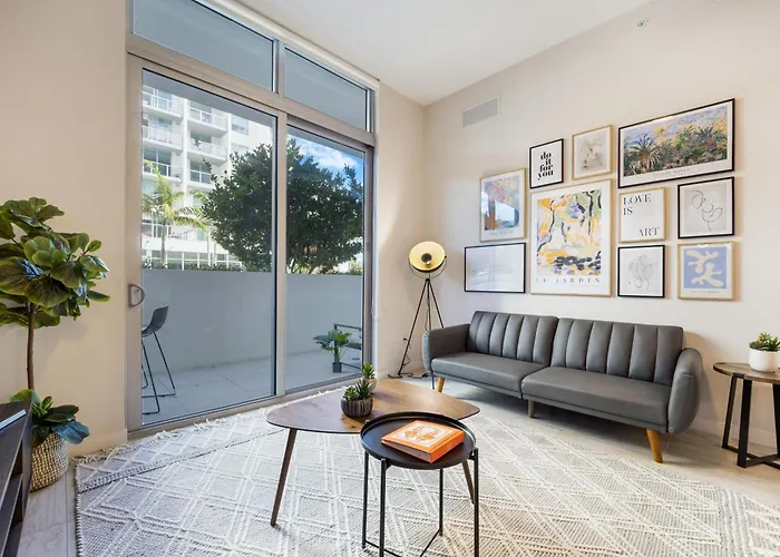 Hotel near College: Nomada Destination Residences - Quadro