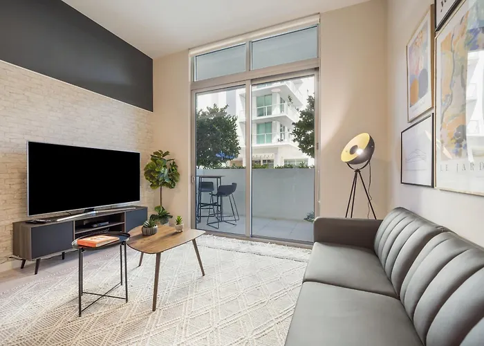 Hotel near College: Nomada Destination Residences - Quadro