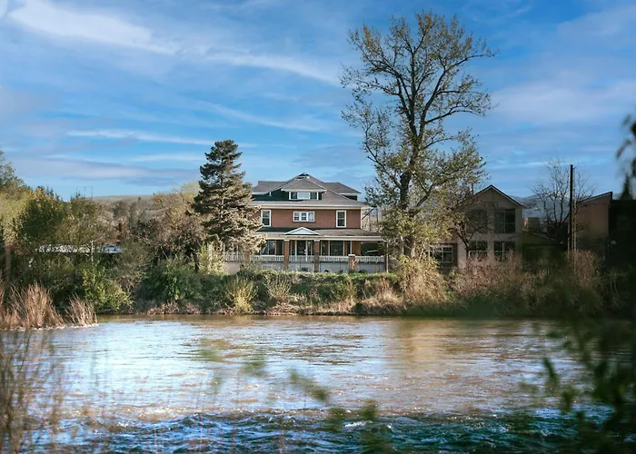 Goldsmith'S River Front Inn