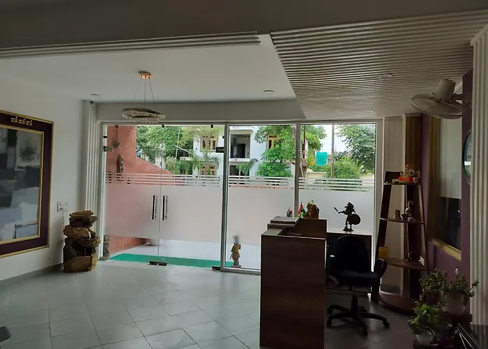 Family Hotel: Saffron Inn - Expo India Mart