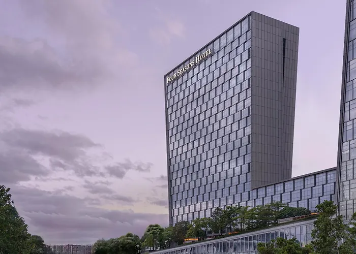 Central hotel: Four Seasons Hotel Shenzhen