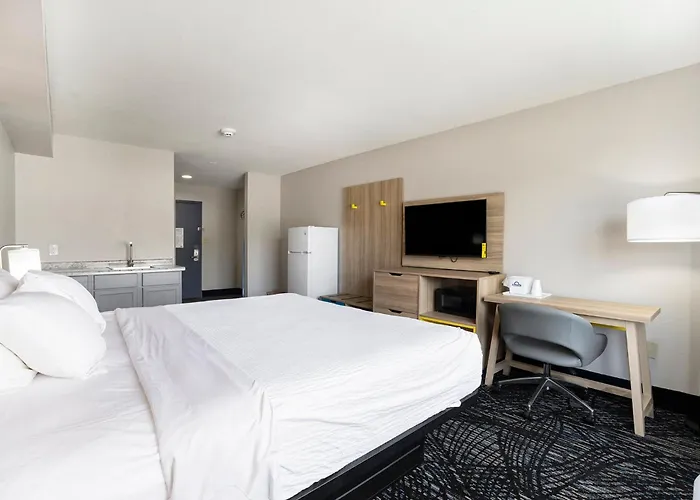 Days Inn & Suites By Wyndham Norton Shores Muskegon