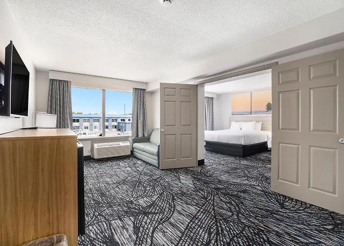 Days Inn & Suites By Wyndham Norton Shores Muskegon