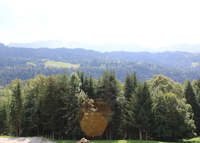 Familienhotel: Pfeiffer Alm am Sonnenhang mit Blick auf die Zugspitze