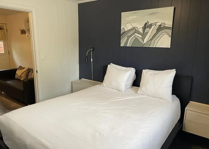 Сity center hotels Pinewood Inn