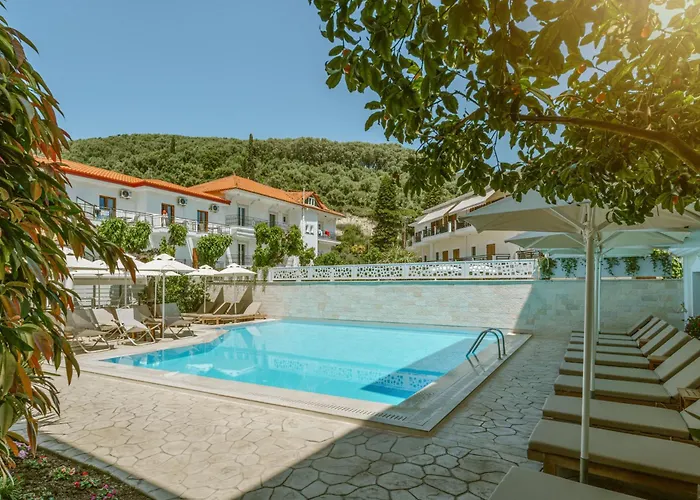 Hotel with pool: Hotel Rezi