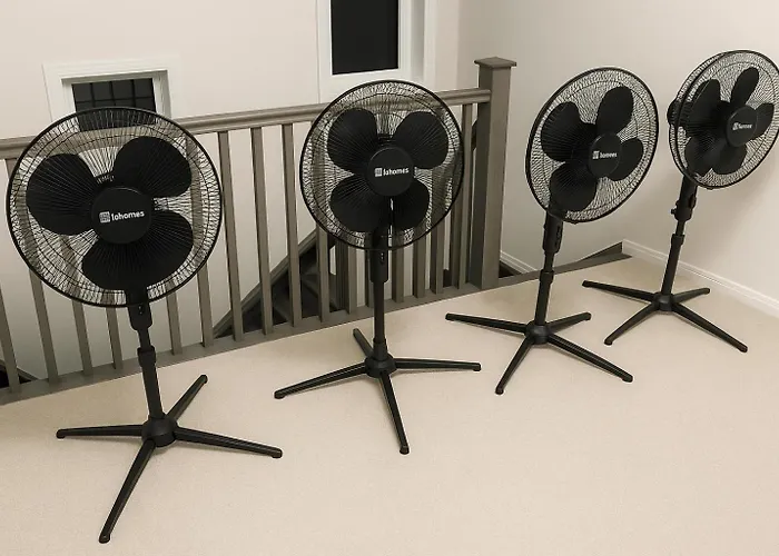 Villa: Brand New 4 Bedroom Villa By Hamilton Airport!