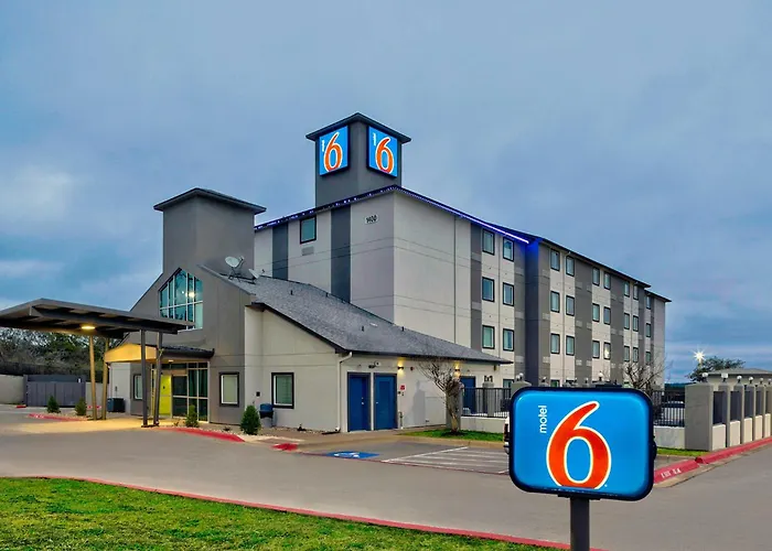 Hotel near College: Motel 6-Marble Falls, Tx
