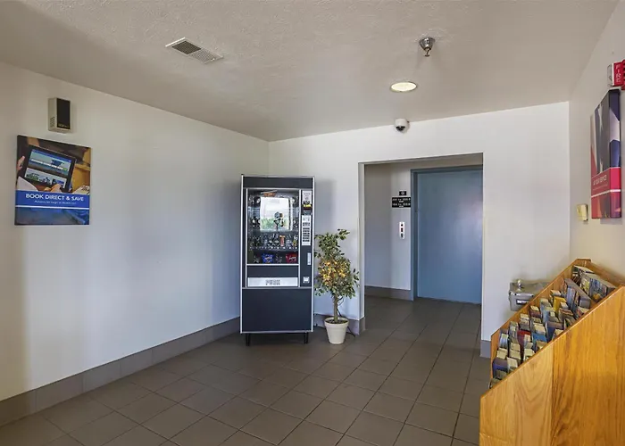 Motel 6 Omaha - Iat West