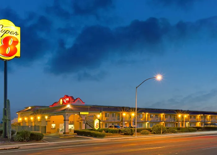 Waterpark hotel: Super 8 By Wyndham Tucson Downtown Convention Center