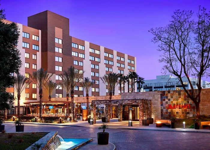 Pet Friendly hotel: Los Angeles Marriott Burbank Airport