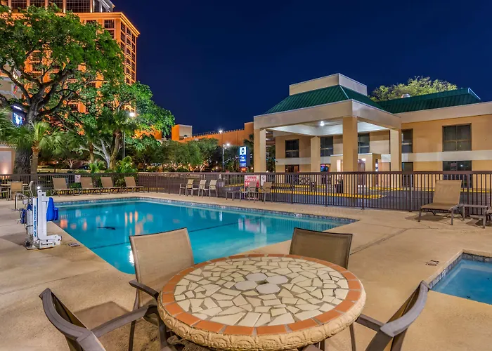 Pet Friendly hotel: Best Western Oak Manor