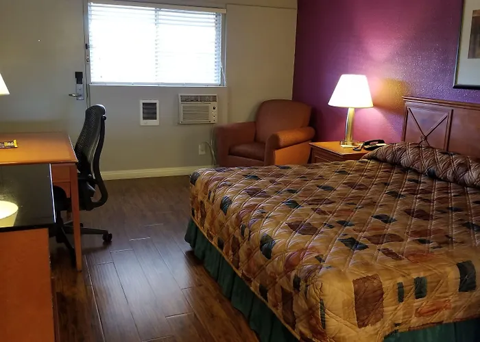 Beach hotel: Santa Fe Inn - Pueblo