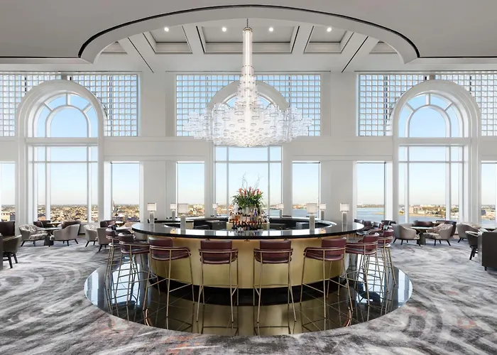 Hotel with pool: The Westin New Orleans