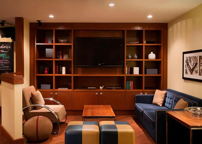 Hotel with pool: Four Points By Sheraton Hotel & Conference Centre Gatineau-Ottawa