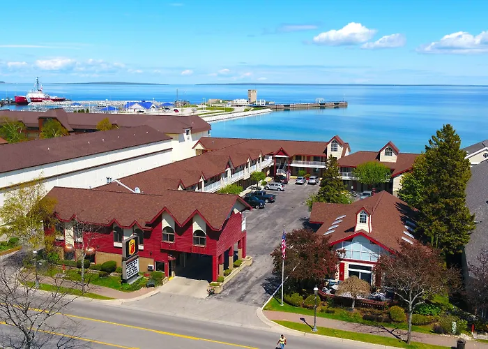 Motel: Super 8 Beachfront By Wyndham Mackinaw City, Mi