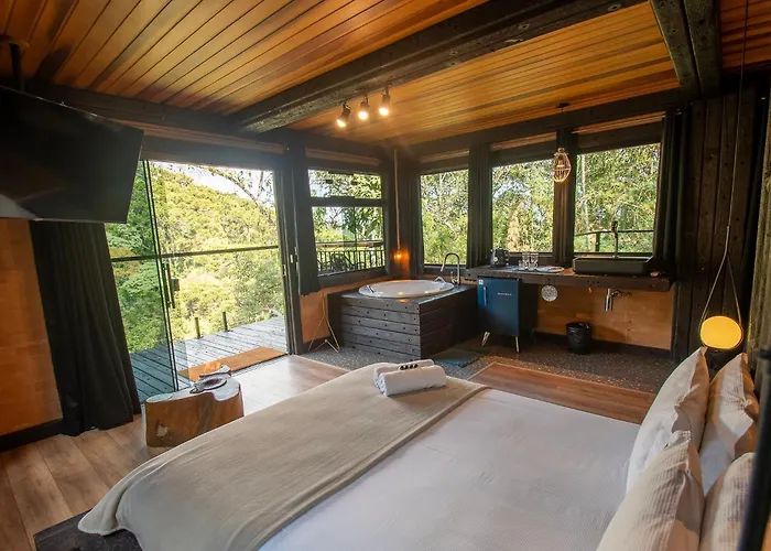 Casa Container 80 - Suítes privativas e sofisticadas integradas à natureza