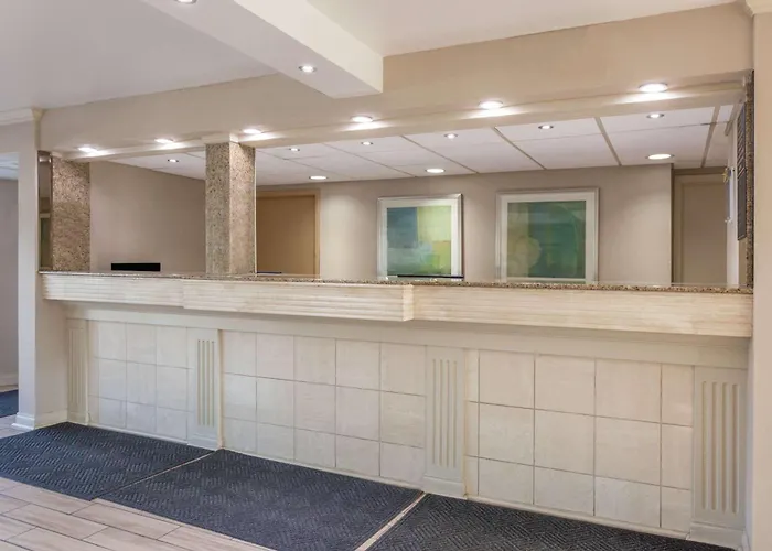 Hotel with view: Days Inn & Suites By Wyndham Roseville/Detroit Area