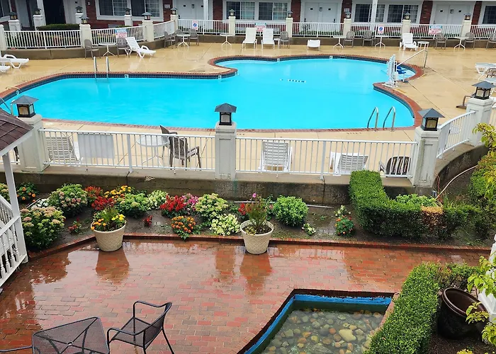 Hotel with view: Days Inn & Suites By Wyndham Roseville/Detroit Area