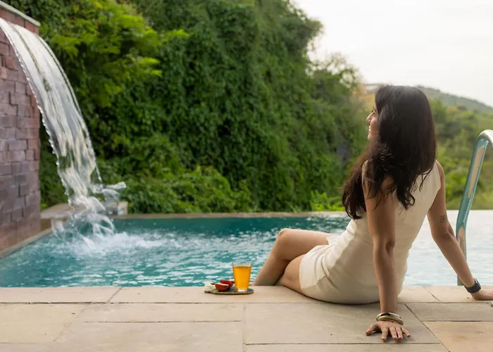 Stayvista'S Sage Scenery - Mountain-View With Infinity Pool & Terrace