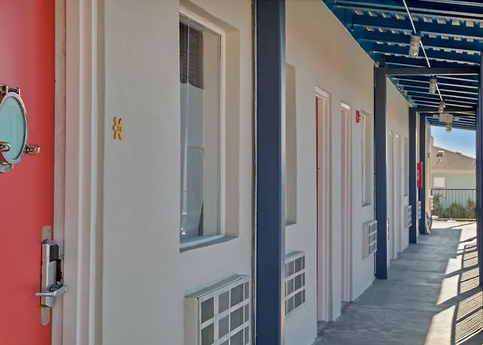 Sea And Breeze Hotel And Condo
