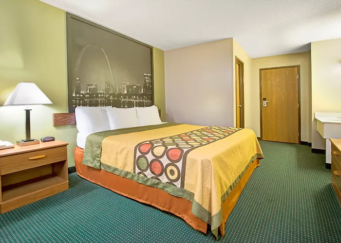 Super 8 By Wyndham Eureka/Six Flags Nearby