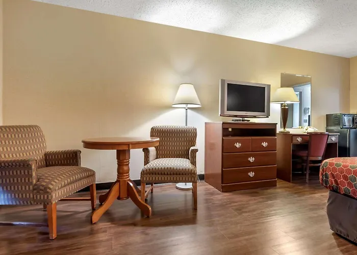 Motel: Econo Lodge Cortland Downtown