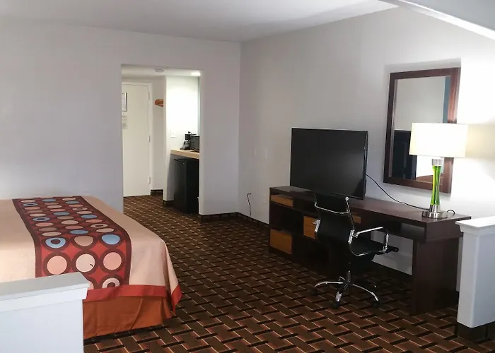 Pet Friendly hotel: Quality Suites Houston Hobby Airport
