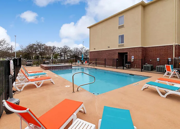Pet Friendly hotel: Comfort Inn & Suites Fredericksburg