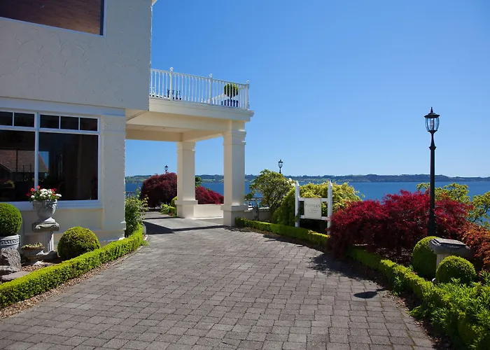 Hotel with Tennis: On The Point - Lake Rotorua