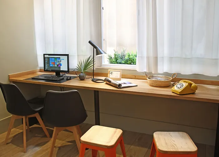Chic & Basic Tallers Hostal