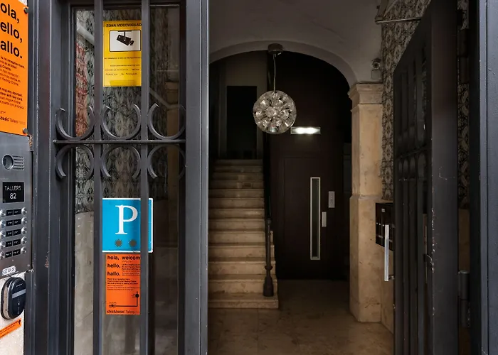 Chic & Basic Tallers Hostal