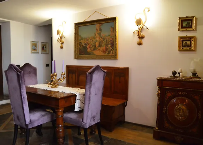 Hotel near College: Ai Cartari