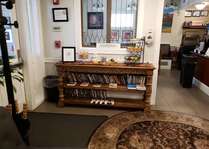 Hotel near College: Crescent Suites Hotel