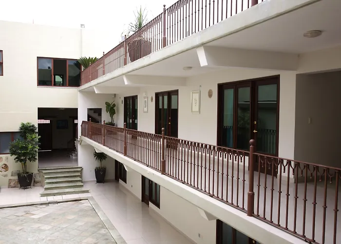 Hotel near College: Casa De Las Flores Hotel