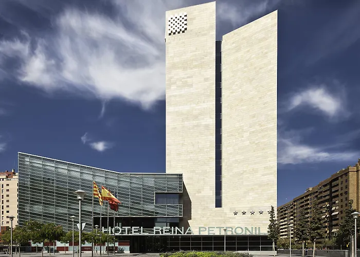 Hôtel: Hotel Reina Petronila